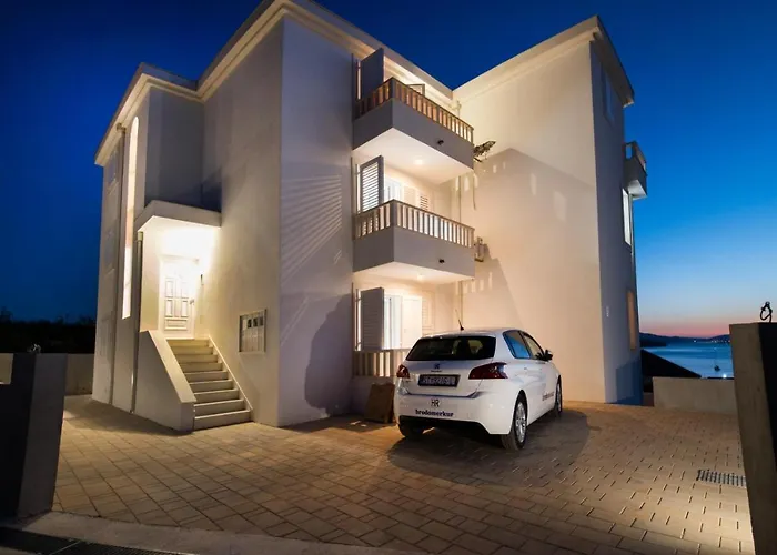 Elegant & Spacious 110m2 Luxury With 3br & Pool At Ciovo - Fiorentini 公寓