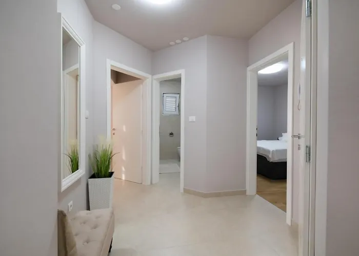 Elegant & Spacious 110m2 Luxury With 3br & Pool At Ciovo - Fiorentini * 特罗吉尔