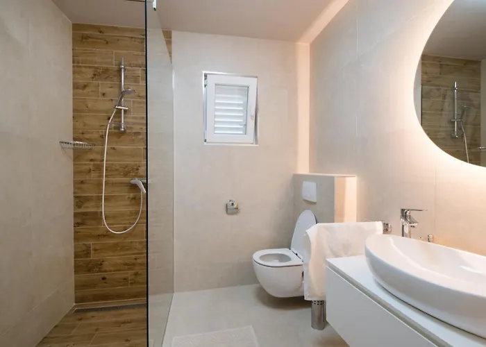 Elegant & Spacious 110m2 Luxury With 3br & Pool At Ciovo - Fiorentini 特罗吉尔