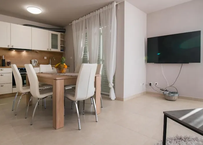 公寓 Elegant & Spacious 110m2 Luxury With 3br & Pool At Ciovo - Fiorentini 特罗吉尔