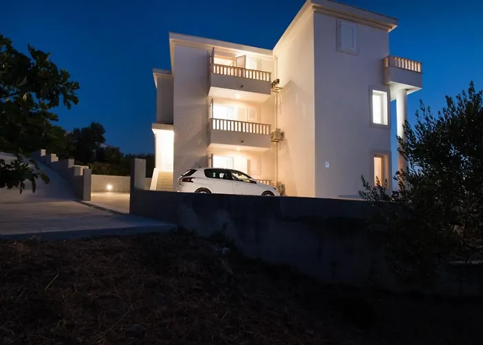Elegant & Spacious 110m2 Luxury With 3br & Pool At Ciovo - Fiorentini 公寓