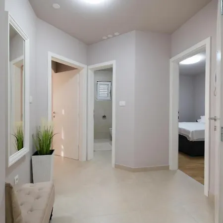 Elegant & Spacious 110m2 Luxury With 3br & Pool At Ciovo - Fiorentini * Trogir