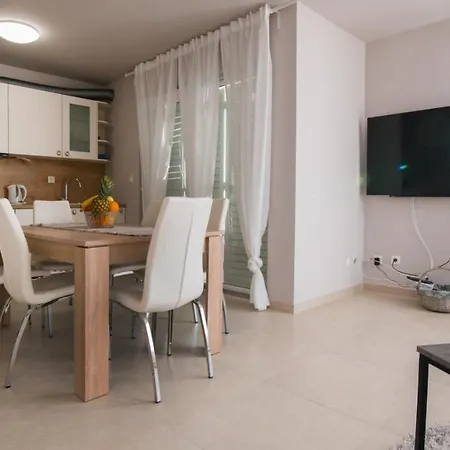 Daire Elegant & Spacious 110m2 Luxury With 3br & Pool At Ciovo - Fiorentini Trogir