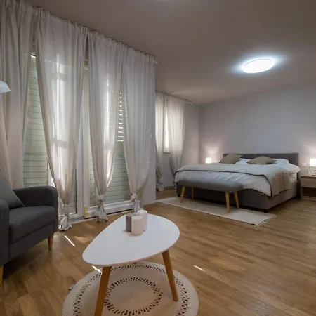 Daire Elegant & Spacious 110m2 Luxury With 3br & Pool At Ciovo - Fiorentini