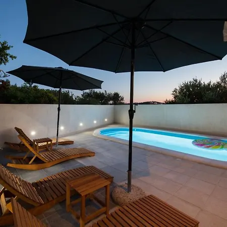 Daire Elegant & Spacious 110m2 Luxury With 3br & Pool At Ciovo - Fiorentini