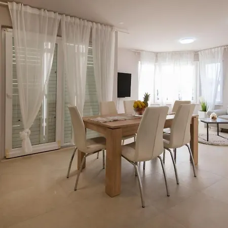 Daire Elegant & Spacious 110m2 Luxury With 3br & Pool At Ciovo - Fiorentini Trogir