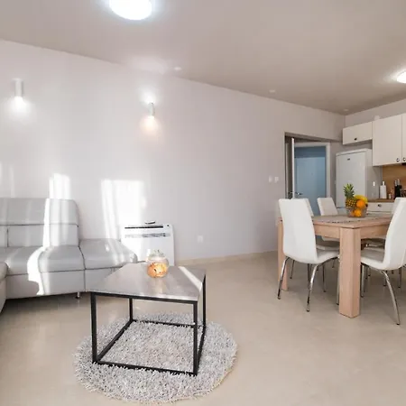 Elegant & Spacious 110m2 Luxury With 3br & Pool At Ciovo - Fiorentini Daire Trogir