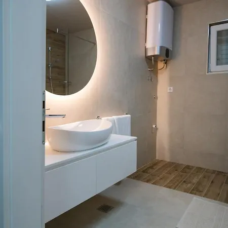 Daire Elegant & Spacious 110m2 Luxury With 3br & Pool At Ciovo - Fiorentini